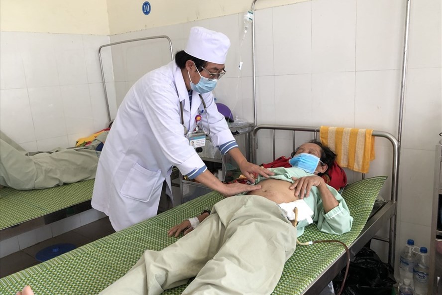 Bệnh nhân mắc bệnh Whitmore đang được điều trị tại Bệnh viện Đa khoa tỉnh Quảng Ngãi. Ảnh: Nghiêm Hà