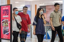 Hà Nội: Mải miết "săn" sale Black Friday, quên cả đeo khẩu trang