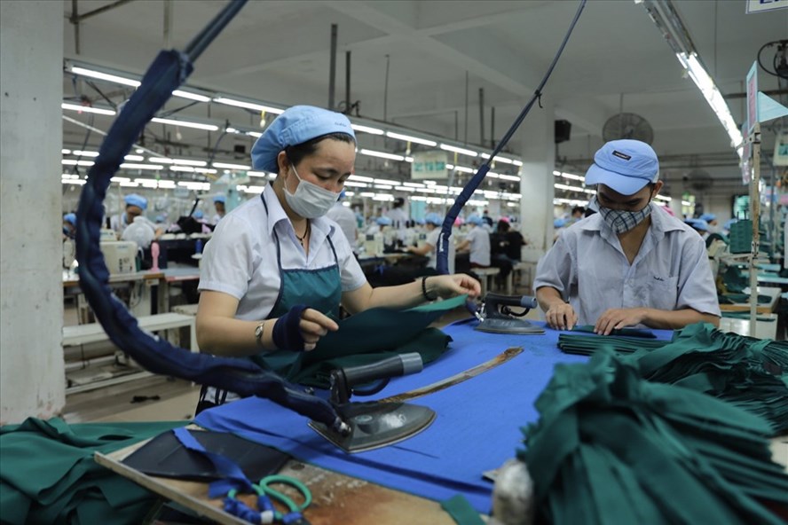 Sau dá»ch COVID-19 là liên tục bão lÅ© vùi dáºp, phần lá»n công nhân và doanh nghiá»p tại miá»n Trung Äá»u gặp khó khÄn. Ảnh: Hữu Long