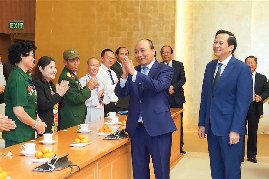 Thủ tướng gặp mặt các tấm gương được tôn vinh trong chương trình "Những tấm gương sáng thầm lặng vì cộng đồng". Ảnh Nhật Bắc