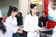 Tân Hoa Hậu Đỗ Thị Hà giản dị trong chuyến đi từ thiện đầu tiên
