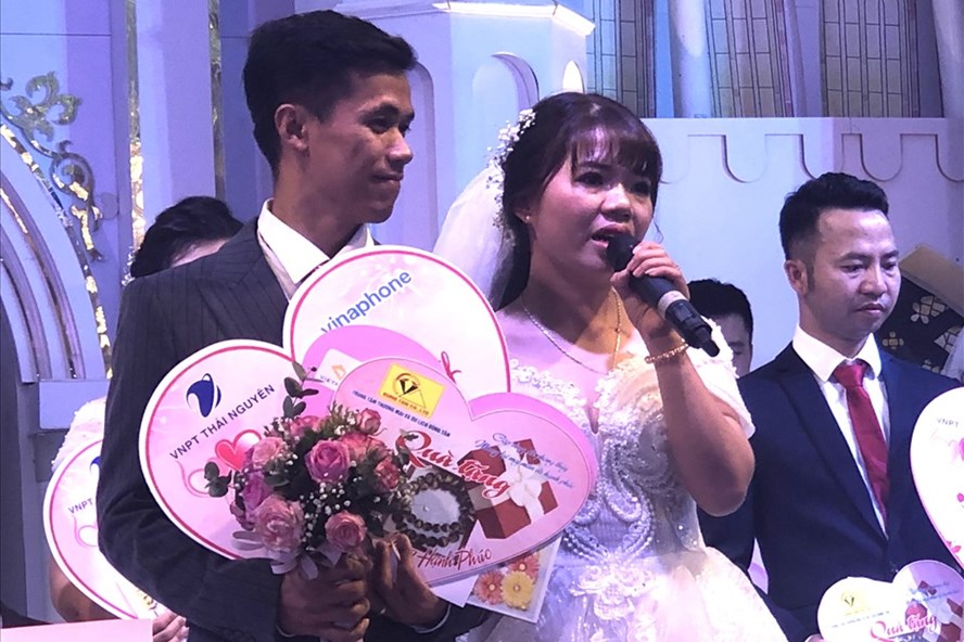 Chị Hà và anh Vinh xúc động trong đám cưới tập thể do LĐLĐ tỉnh Thái Nguyên phối hợp tổ chức. Ảnh: Lâm Thế