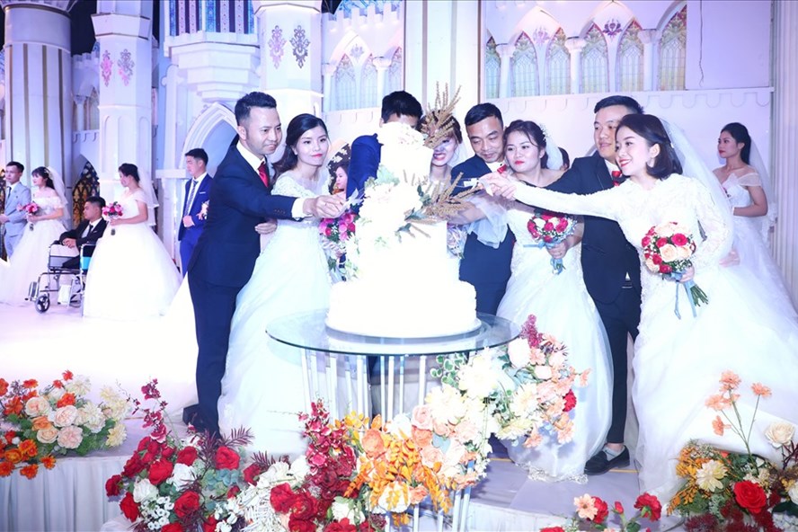 Các cặp Äôi cắt bánh cưá»i trong Äêm hạnh phúc cá»§a Äá»i công nhân. Ảnh: Tô Thế