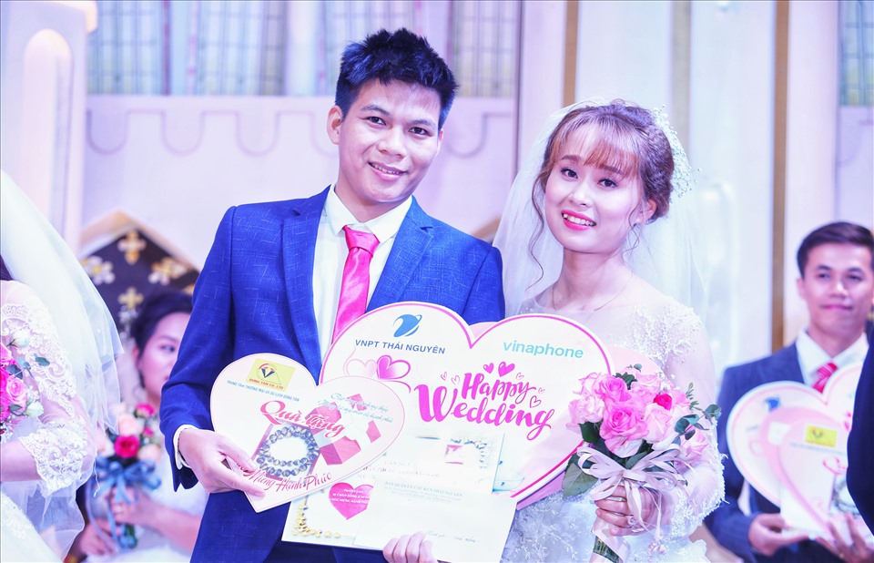 Khuôn mặt rạng ngời hạnh phúc của một cặp đôi công nhân. Ảnh: Tô Thế