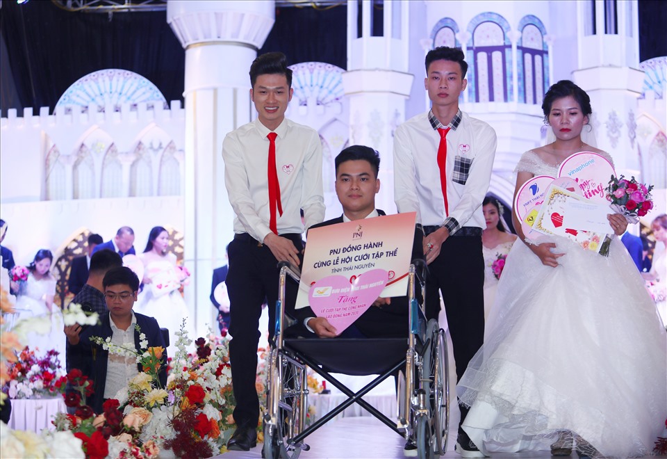 Chị Trần Thị Hằng và anh Bùi Văn Hiếu hạnh phúc bước lên sân khấu. Ảnh: Tô Thế