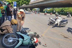 Cận cảnh vụ tai nạn giao thông liên hoàn tại Hà Nội khiến 4 người bị thương