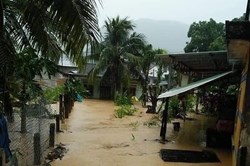 Mưa như trút nước, nhiều nơi ở Khánh Hòa ngập nặng
