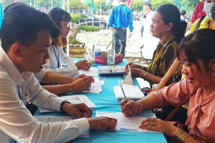 Nhà tuyển dụng tư vấn việc làm tại huyện Đầm Dơi, tỉnh Cà Mau (ảnh Trần Quốc)