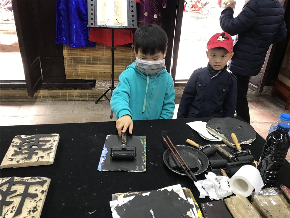 Không gian trải nghiệm di sản ở Văn Miếu tạo cơ hội để trẻ em được học và tương tác với di sản bằng nhiều trò chơi, câu chuyện. Ảnh: Hải Minh