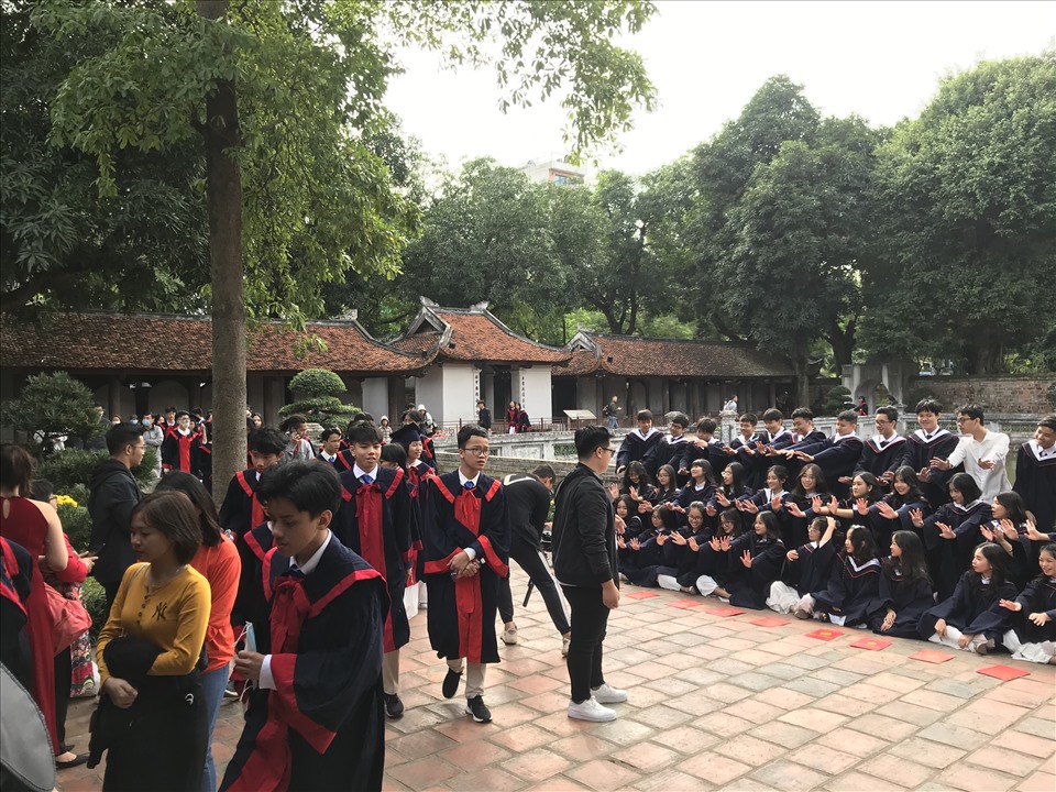 Văn Miếu - Quốc Tử Giám những ngày cuối tuần thường xuyên quá tải vì giới sinh viên luôn lấy địa điểm này là lựa chọn hàng đầu để chụp kỷ yếu. Ảnh: Hải Minh