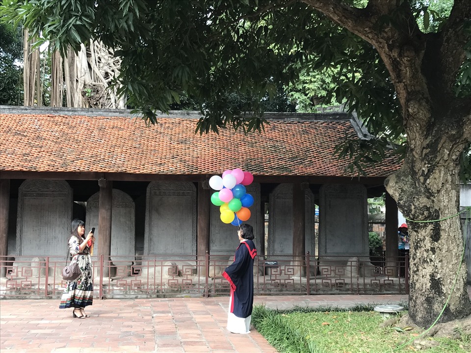 Thời điểm cuối thu, đầu đông được coi là mùa kỷ yếu của sinh viên vì thời tiết lúc này không quá nóng cũng không quá lạnh. Ảnh: Hải Minh