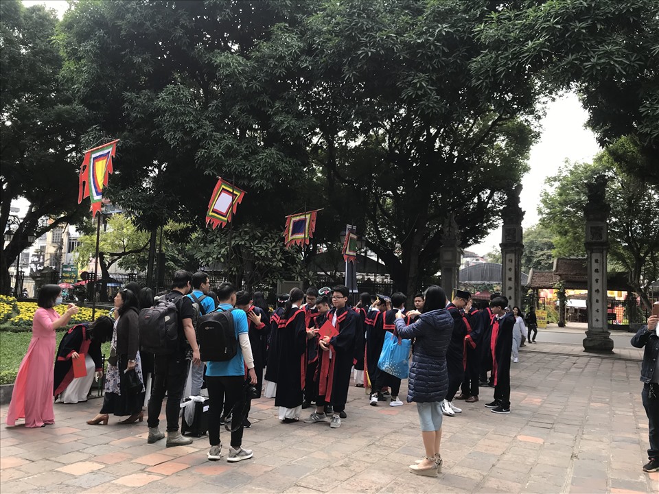 Vào những ngày cuối tuần, Văn Miếu - Quốc Tử Giám trở nên quá tải khi có hàng nghìn lượt sinh viên vào đây để thực hiện những bộ ảnh ghi lại dấu ấn thời đi học. Ảnh: Hải Minh