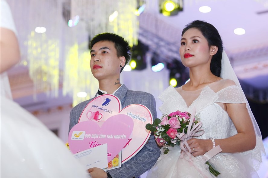 Một cặp đôi công nhân có hoàn cảnh khó khăn sánh đôi trong ngày hạnh phúc do Công đoàn đem lại. Ảnh: Tô Thế