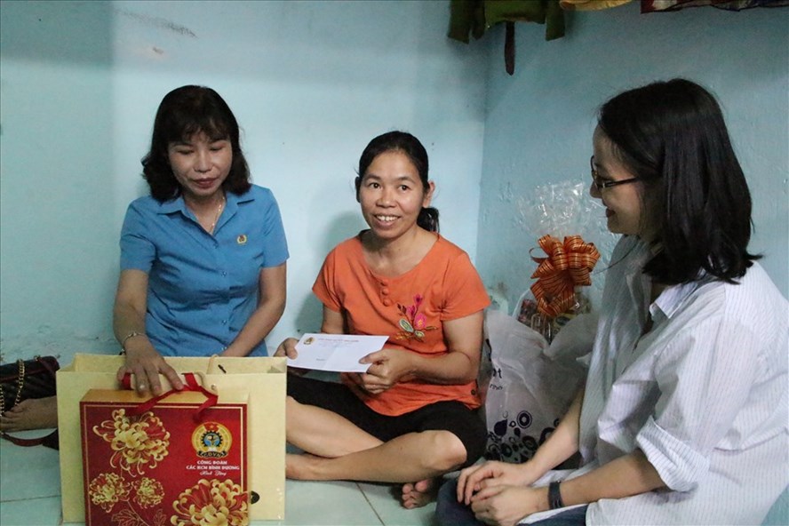Bà Mai Thanh Thảo - Chủ tịch Công đoàn Các KCN Bình Dương - đến thăm và trao hỗ trợ cho chị Tăng Thị Hồng Xuân trong thời gian bị tạm hoãn HĐLĐ.
Ảnh: Đình Trọng