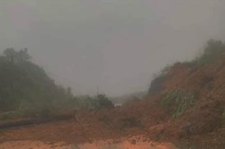 Đèo Khánh Lê bị sạt lở, giao thông Nha Trang - Đà Lạt bị chia cắt