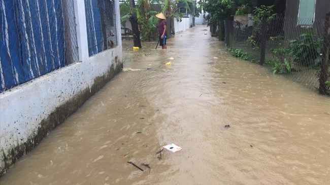 Mưa lũ lớn ở Khánh Hòa, nhiều nơi ngập lụt nặng, 1 người bị cuốn trôi