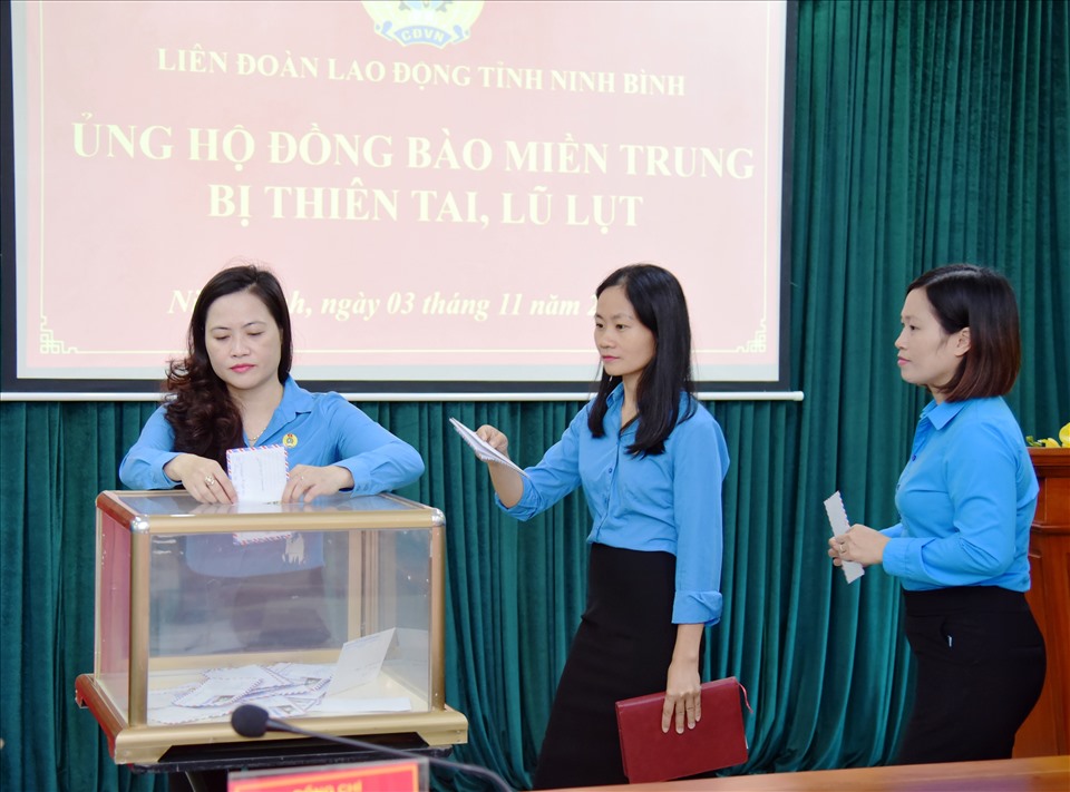 Các cán bộ công đoàn chuyên trách tham gia dóng góp, ủng hộ đồng bào miền Trung. Ảnh: NT