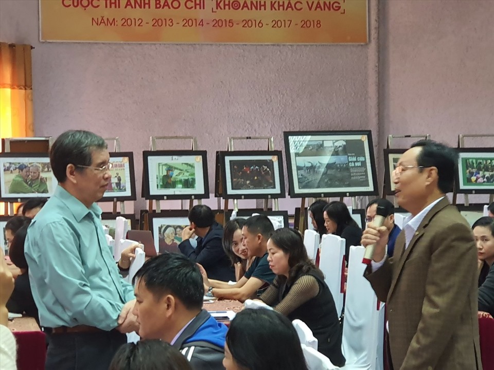 Giảng viên và học viên trao đổi về nghiệp vụ tại buổi tập huấn. Ảnh: Quang Đại