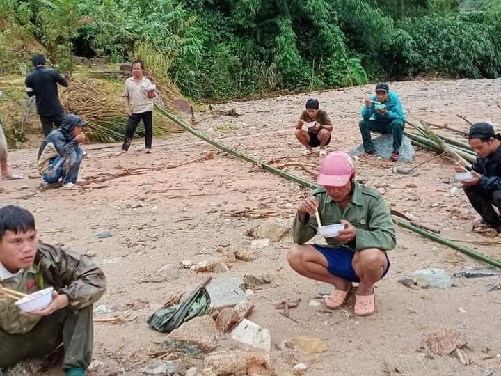Bữa cơm vội vã của họ tại hiện trương tìm kiếm. Ảnh: Y Nguyên