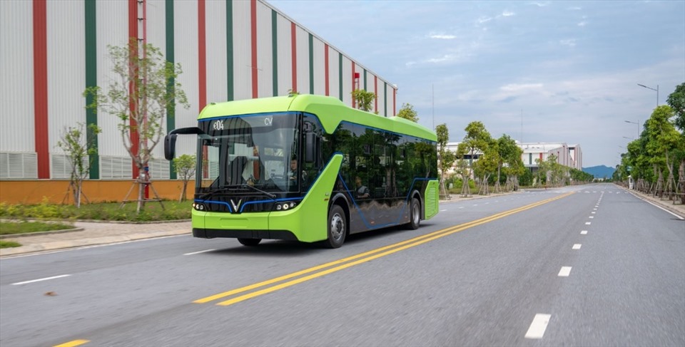 Xe buýt điện VinBus chạy thử nghiệm tại nhà máy VinFast Hải Phòng.