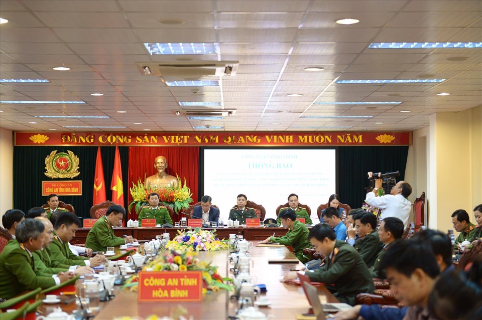Công an tỉnh Hoà Bình thông tin vụ cướp ngân hàng Agribank ở huyện Lạc Sơn, chiều nay. Ảnh: H.H.