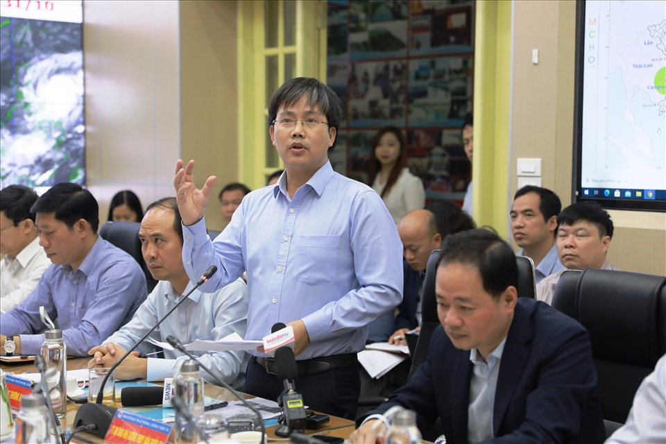 TS Mai Văn Khiêm cảnh báo về các tình huống nguy hiểm bất ngờ từ cơn bão số 10. Ảnh: Vũ Long