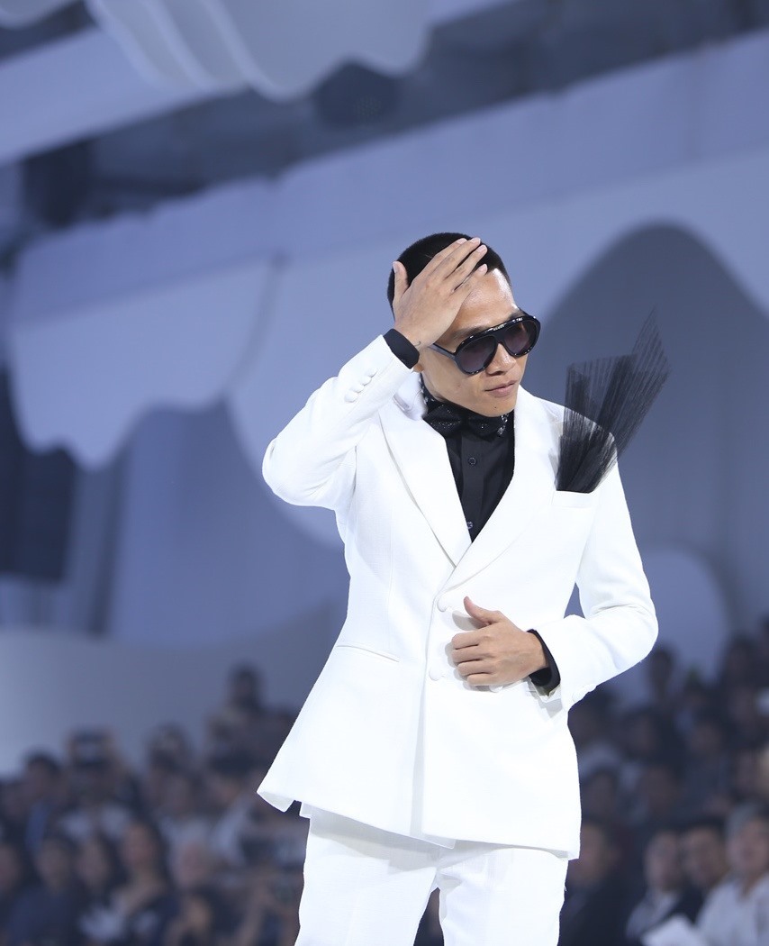 Rapper Wowy mới đây còn tự tin sải bước trên sàn catwalk. Ảnh: NV.