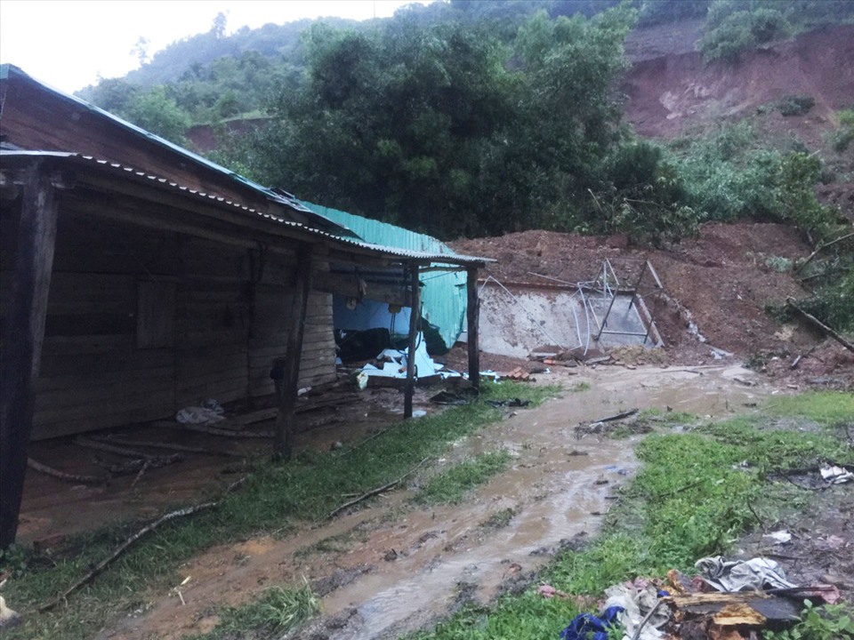 Mưa lớn ít ngày qua đã gây sạt lở đất ở một vài khu vực ở huyện Krông Bông (Đắk Lắk) làm nhiều nhà dân bị sụp đổ hoàn toàn. Ảnh: T.X