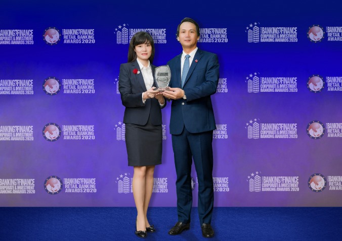 Đại diện BIDV nhận giải thưởng Giải pháp sản phẩm dịch vụ khách hàng doanh nghiệp sáng tạo tốt nhất Việt Nam 2020. Ảnh BID