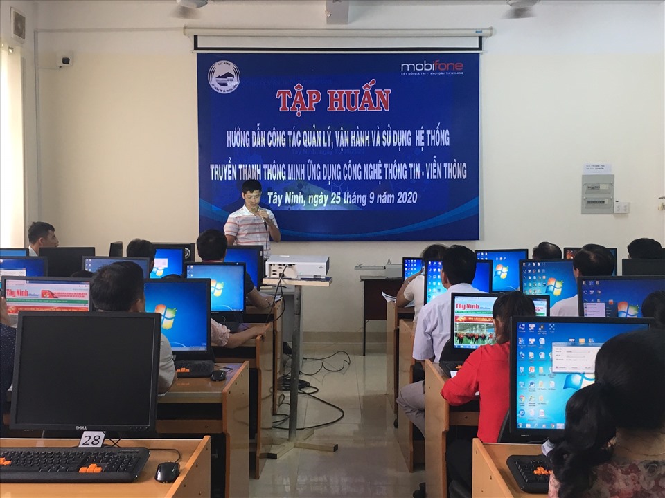 Một buổi tập huấn, hướng dẫn và chuyển giao công nghệ của MobiFone dành cho lực lượng cán bộ truyền thanh cơ sở tại Tây Ninh.