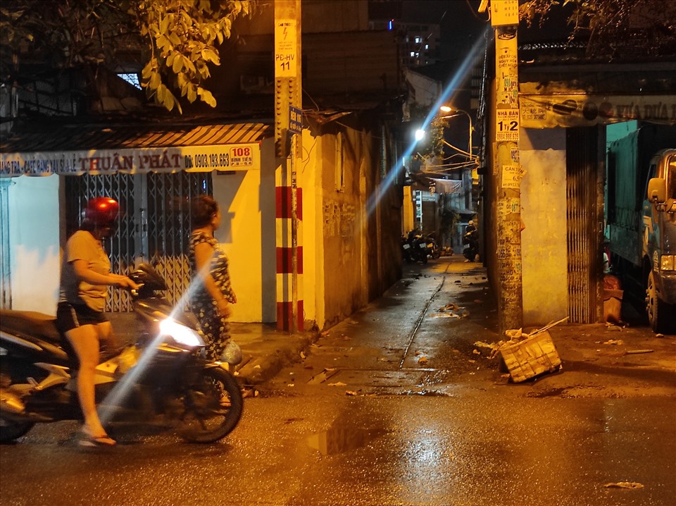 106 Alley, Binh Tien Street (Ward 3, District 6, HCMC) - Patient 1347's home is locked.  Photo: Huu Huy