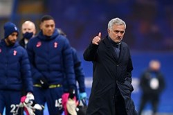 0 cú sút, 1 điểm và ngôi đầu Premier League: Mourinho vẫn vậy thôi