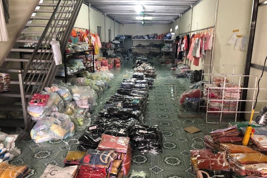 Một điểm tập kết hàng giả, hàng nhái. Những mẫu quần áo đều gắn các thương hiệu nổi tiếng đã được bảo hộ ở Việt Nam như Versace, Chanel, Gucci… với mức giá “thật bất ngờ” chỉ từ 30.000 - 50.000 đồng/chiếc. Ảnh: Ngô Cường