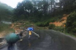 Sạt lở vùi lấp một đoạn quốc lộ 26 ở Đắk Lắk