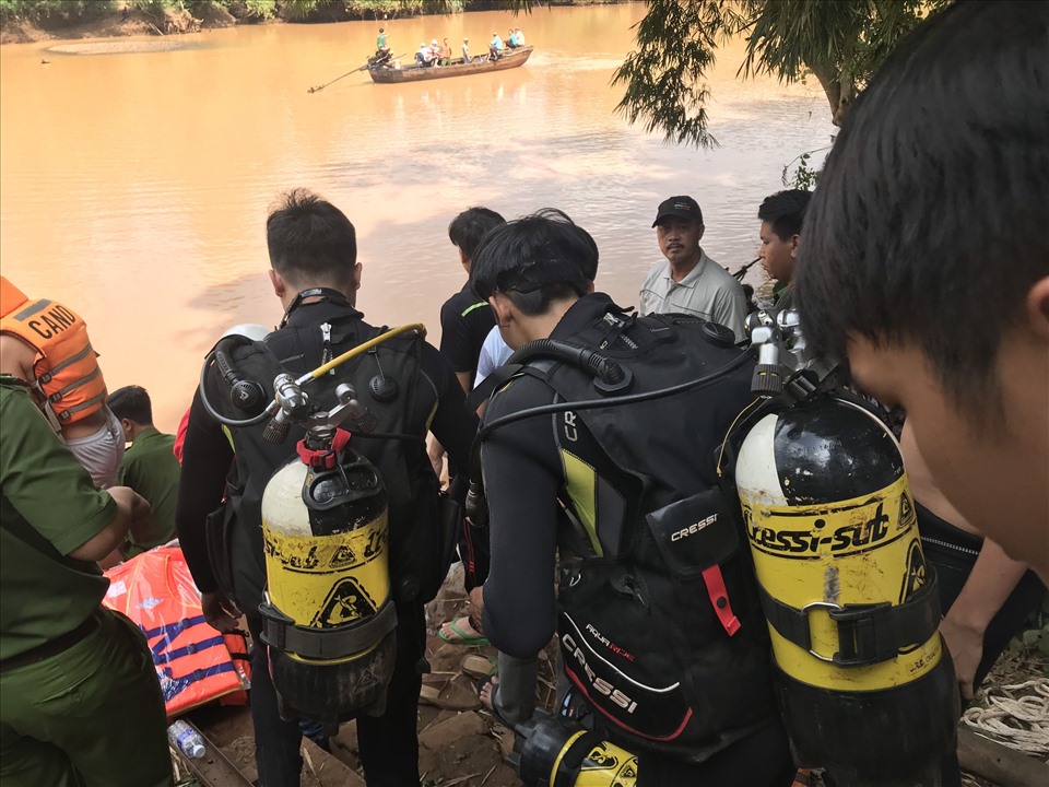 Người nhái được điều động lặn tìm các nạn nhân mất tích dưới sông Bé. Ảnh: T.Thành
