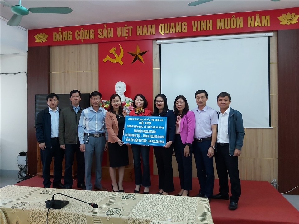 Ngành GDĐT Nghệ An hỗ trợ ngành GDĐT Hà Tĩnh số tiền và hiện vật trị giá 170 triệu đồng. Ảnh: Quốc Cường
