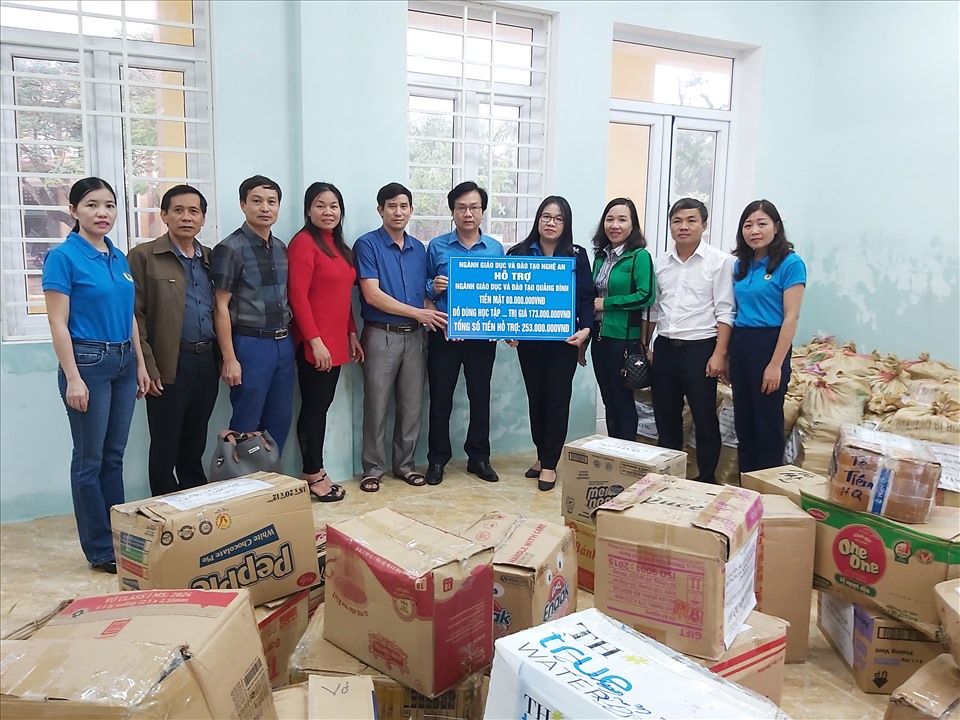 Ngành GDĐT Nghệ An hỗ trợ ngành GDĐT Quảng Bình - tỉnh bị thiệt hại nặng trong đợt mưa lũ ở miền Trung số tiền và hiện vật trị giá 170 triệu đồng. Ảnh: Quốc Cường