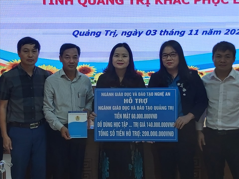 Ngành GDĐT Nghệ An hỗ trợ ngành GDĐT Quảng Trị tiền và hiện vật trị giá 170 triệu đồng. Ảnh: Quốc Cường