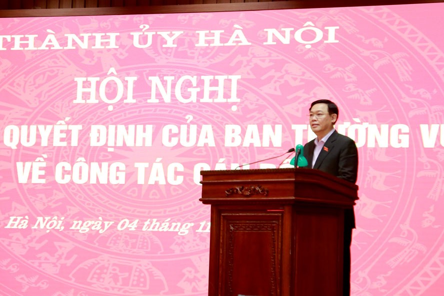 Bí thư Thành ủy Vương Đình Huệ phát biểu giao nhiệm vụ cho các cán bộ được trao quyết định tại hội nghị. Ảnh: Viết Thành