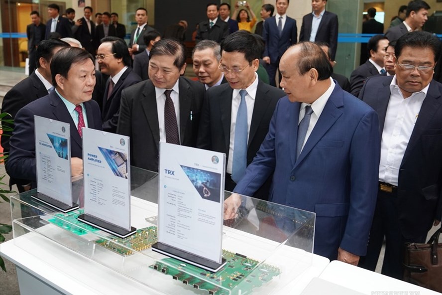 Thủ tướng Nguyễn Xuân Phúc thăm nơi trưng bày sản phẩm 5G của Viettel đầu năm 2000. Ảnh VGP