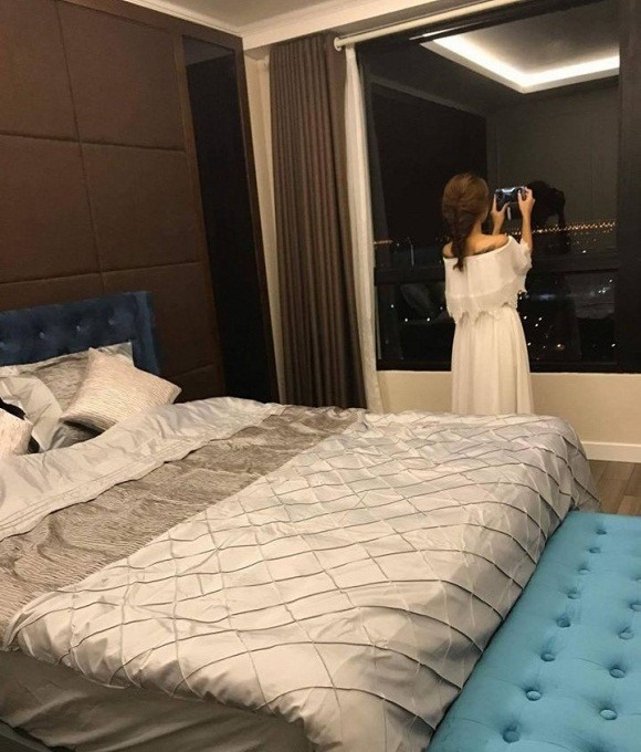 Từ phòng ngủ rộng có cửa sổ lớn ngắm được toàn cảnh thành phố.
