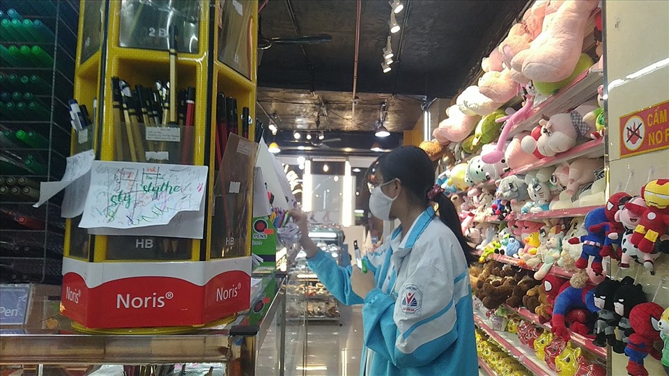 Cả nhân viên lẫn khách hàng ở đây đều đeo khẩu trang phòng, chống dịch COVID-19 rất nghiêm túc.