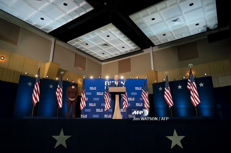 Theo Guardian, ông Joe Biden là người giành số phiếu phổ thông nhiều nhất trong khuôn khổ cuộc bầu cử Mỹ từ trước tới nay là 69.759.833 phiếu. Trong khi đó, Tổng thống Donal Trump là 67.160.663. Cho tới hiện tại, thế giới vẫn đang nín thở chờ xem liệu Mỹ có xuất hiện Tổng thống thứ 46. Ảnh: AFP.