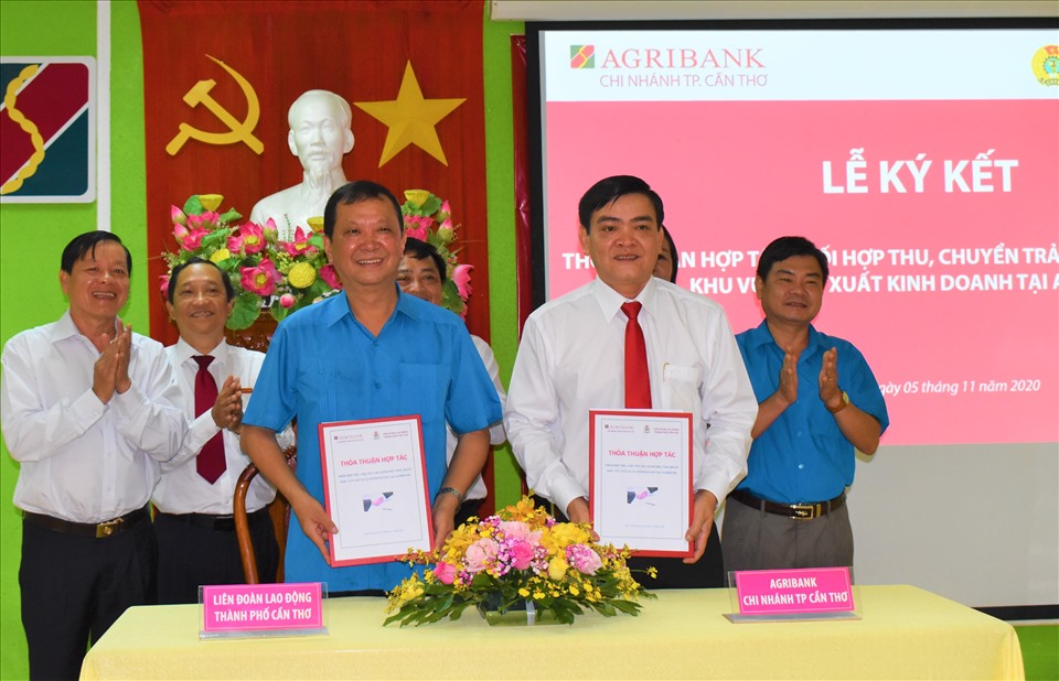 LĐLĐ TP.Cần Thơ ký kết thỏa thuận hợp tác với ngân hàng Agribank chi nhánh Cần Thơ. Ảnh: Thành Nhân
