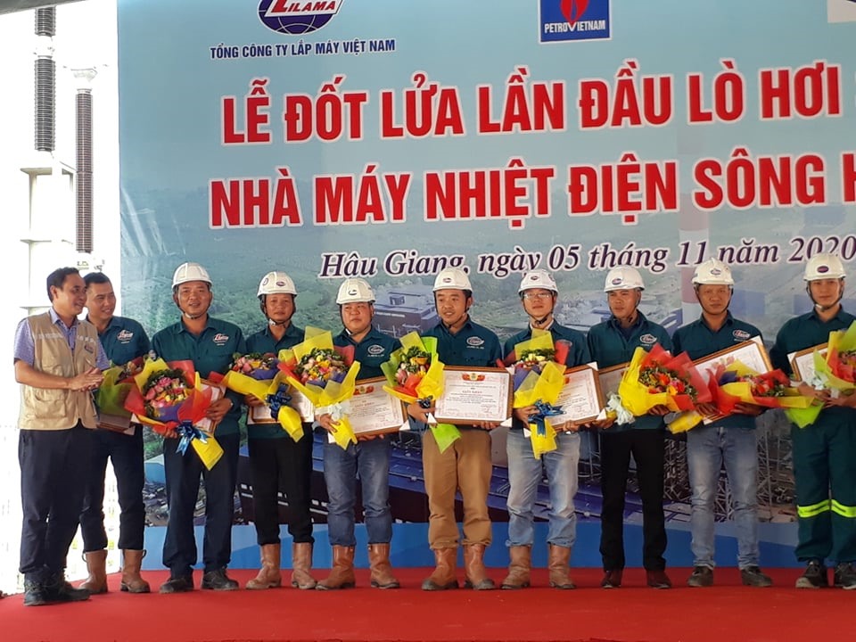 Khen thưởng các tập thể và cá nhân đạt thành tích cao trong phong trào thi đua tại Dự án Nhà máy nhiệt điện Sông Hậu 1. Ảnh ĐT