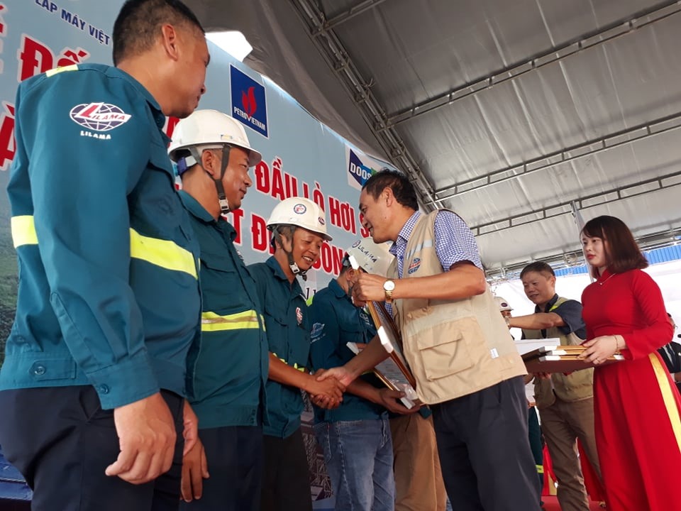 Khen thưởng các tập thể và cá nhân đạt thành tích cao trong phong trào thi đua tại Dự án Nhà máy nhiệt điện Sông Hậu 1. Ảnh ĐT