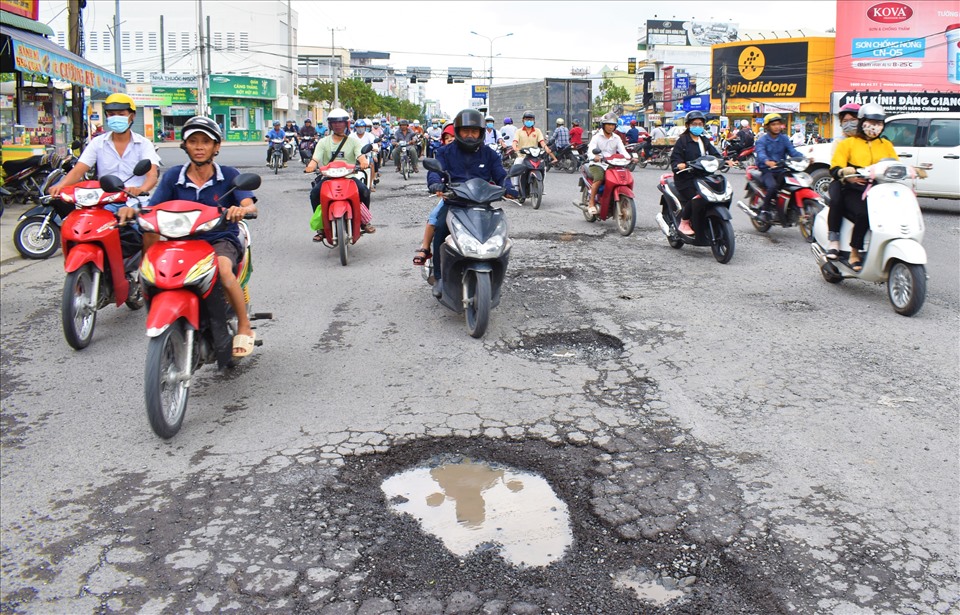 Nước ngập đã làm nhiều tuyến đường hư hỏng gây nguy cơ tai nạn giao thông. Ảnh: Thành Nhân