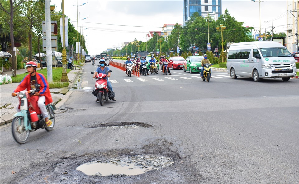 Nước ngập đã làm nhiều tuyến đường hư hỏng gây nguy cơ tai nạn giao thông. Ảnh: Thành Nhân