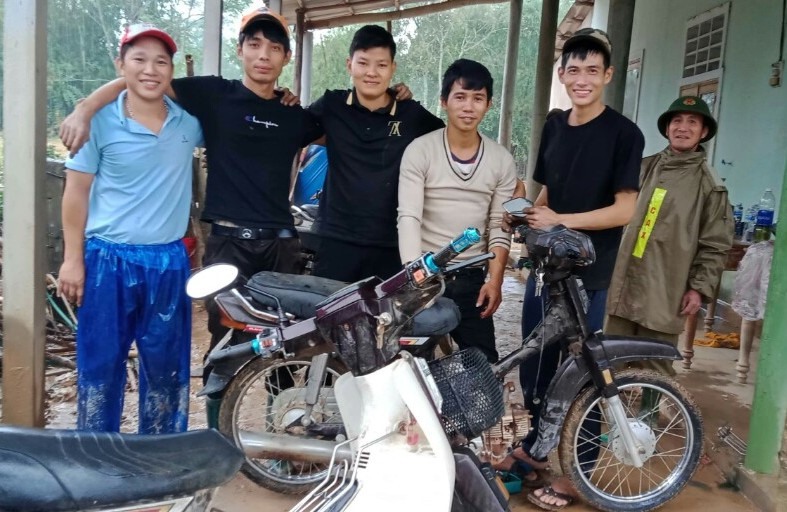 Một số thành viên trong nhóm sửa xe miễn phí cho người dân vùng lũ. Ảnh: L.T.