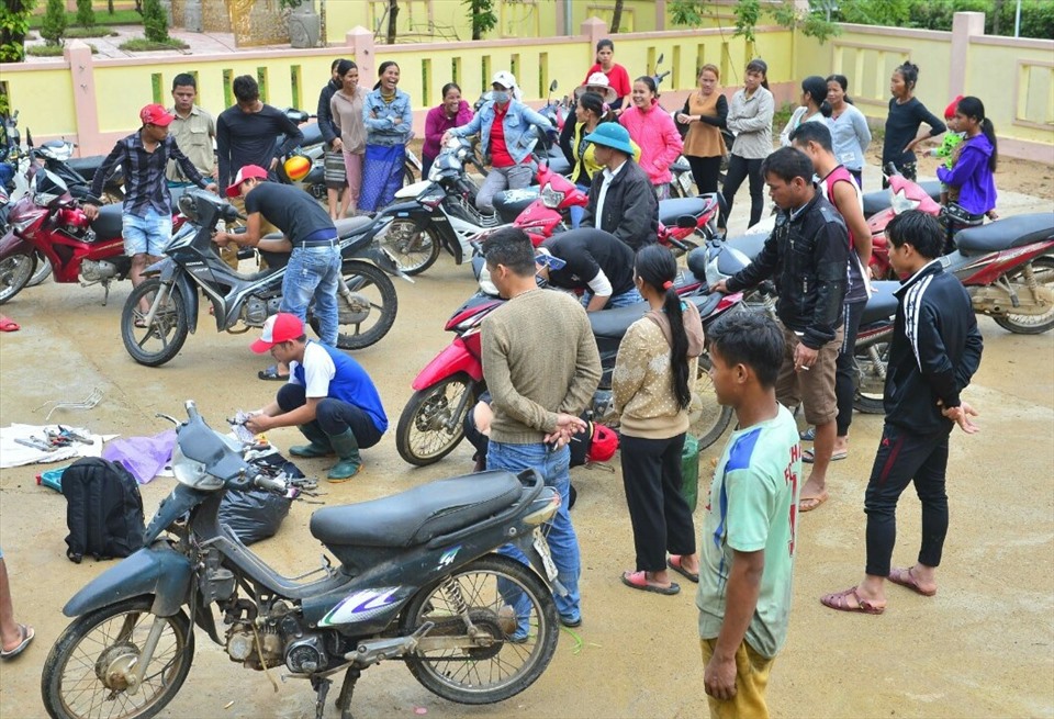 Nhóm thanh niên sửa xe miễn phí cho người dân. Ảnh: L.T.